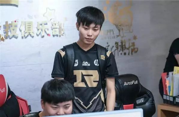 更倾向于依 更倾向于依